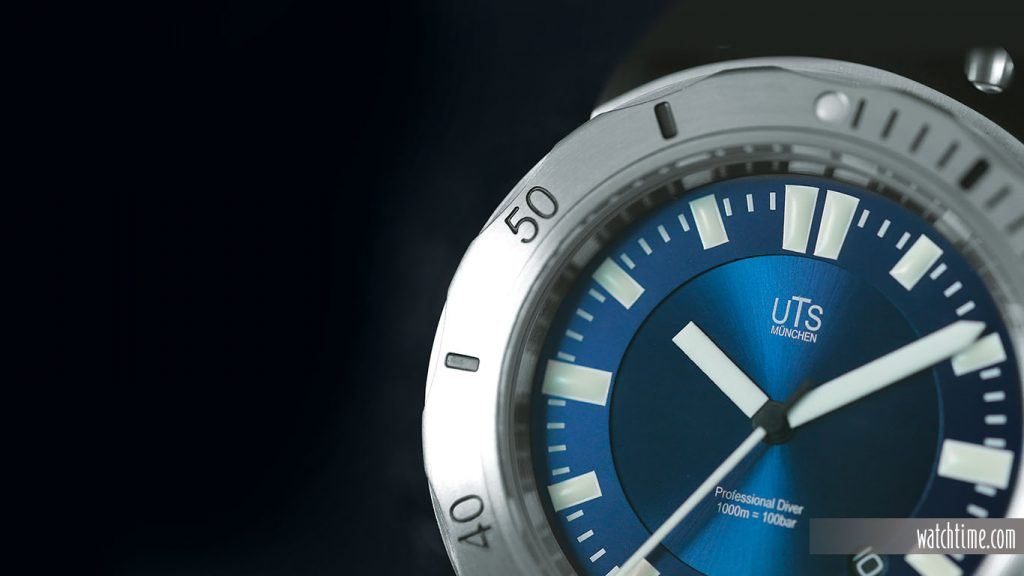 The blue dial has a two-layered appearance, with a galvanic finish over a sunray pattern for the inner portion.