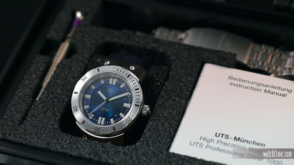 The UTS 1000M is packaged in a hard black case, with different straps, a screwdriver and spare parts (hex screws and spring bars).